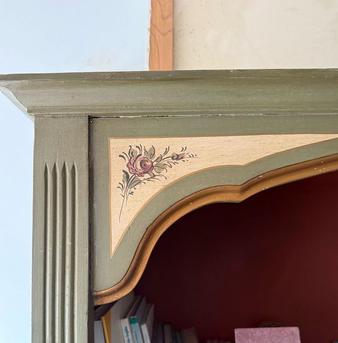 Móvel antigo pintado