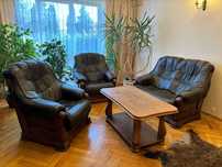 Komplet skórzanych mebli - 2 fotele, sofa, 2 pufy, drewno dąb/orzech