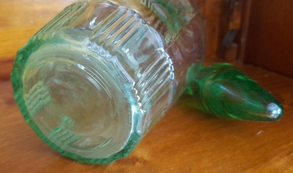 Garrafa licoreira antiga de vidro verde lapidada com tampa de vidro