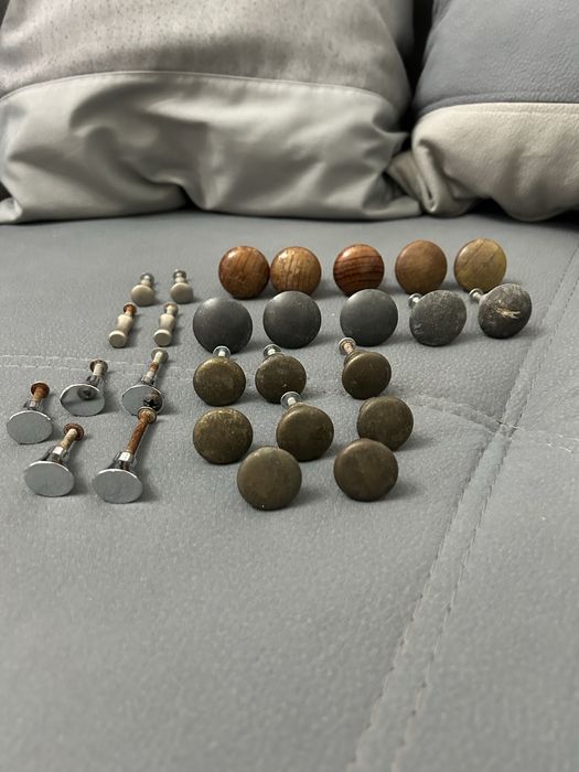 Vedo puxadores variados.