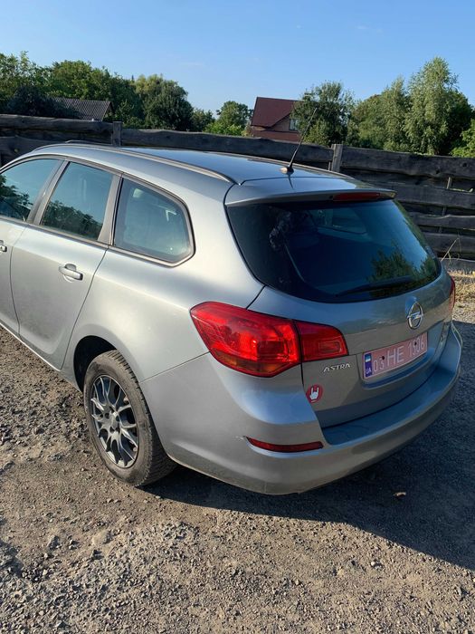 Opel Astra Sports Tourer 2011 1.6л