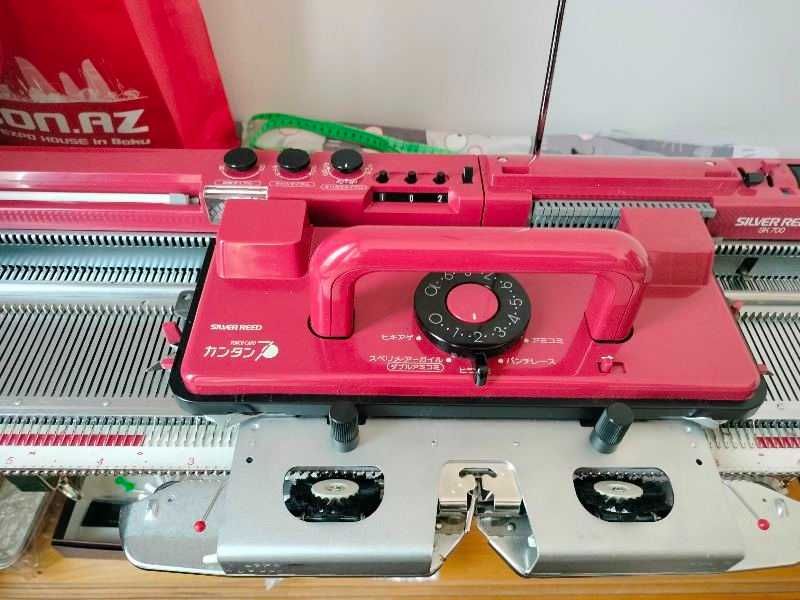в'язальна машина 5-го класу. перфокарткова Silver Reed sk700
Японія