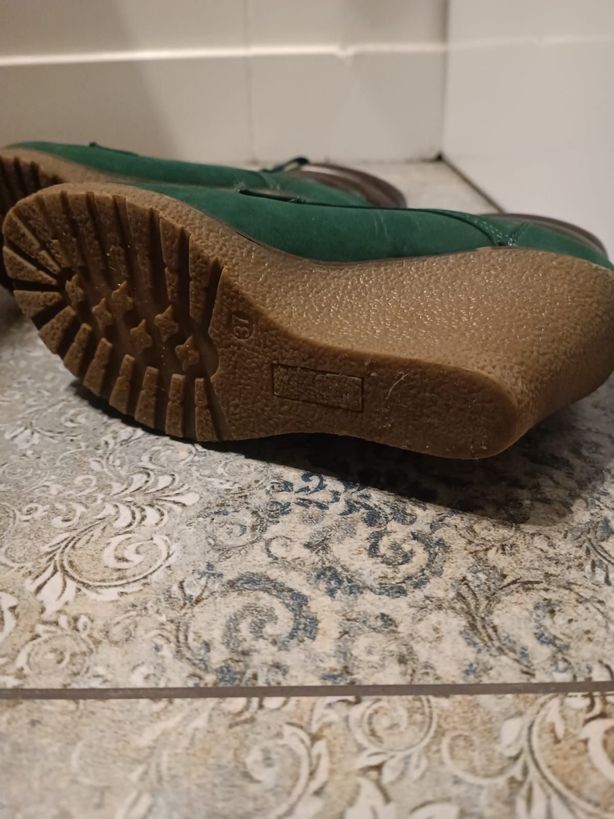 Buty na koturnie w rozmiarze 37, modna zieleń