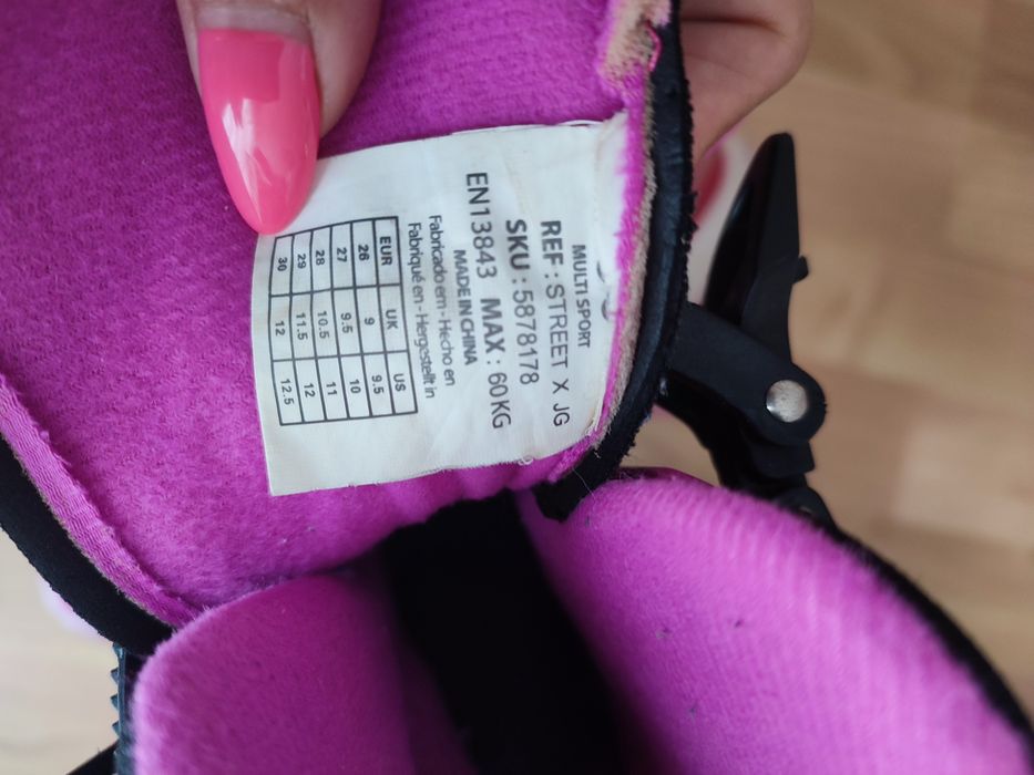 Patins, capacete joelheiras, cotoveleiras e proteção de mãos