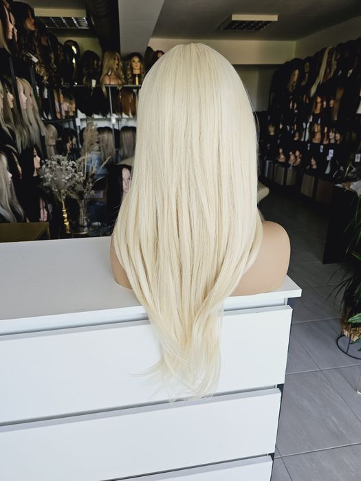Długa blond peruka lace front Miranda naturalnie postopniowana fryzura
