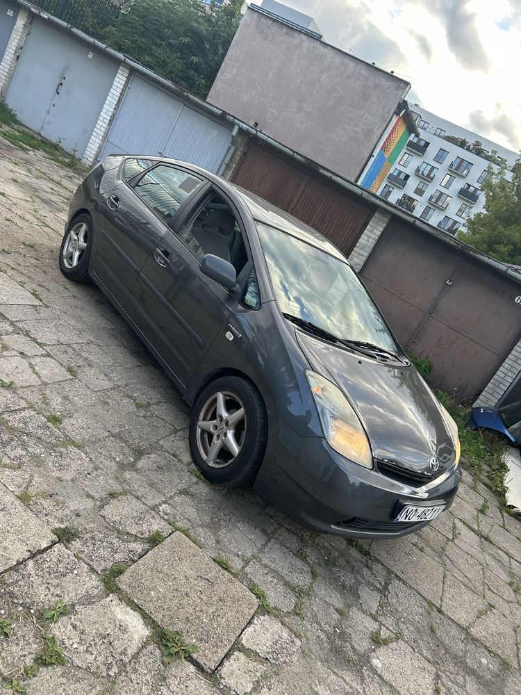 Wynajem Toyota Prius Hybryda z LPG tani koszt jazdy 20zl na 100km