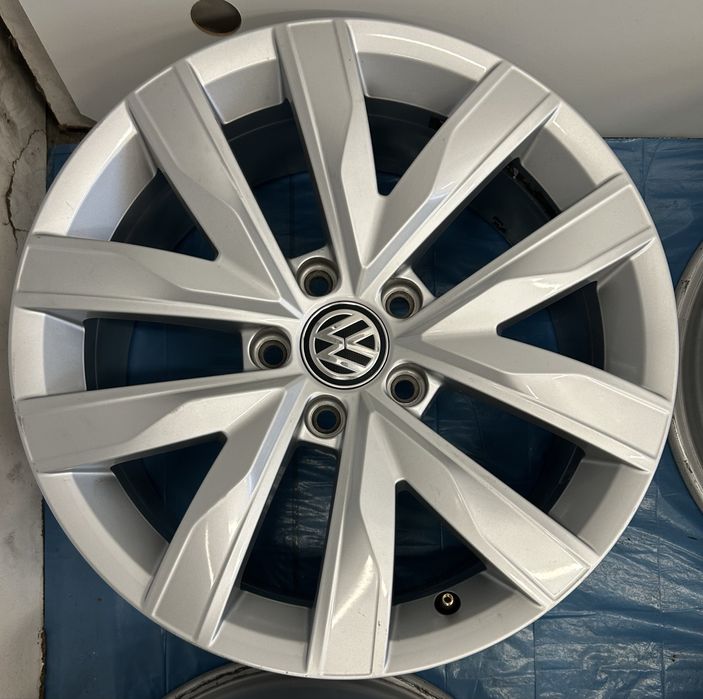 291 Felgi Aluminiowe Oryginał VW R 17 5x112 otwór 57,1 Bardzo Ładne