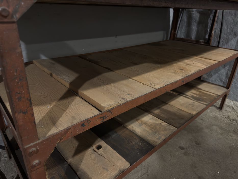 Металлический стол для гаража (мастерской) с полками