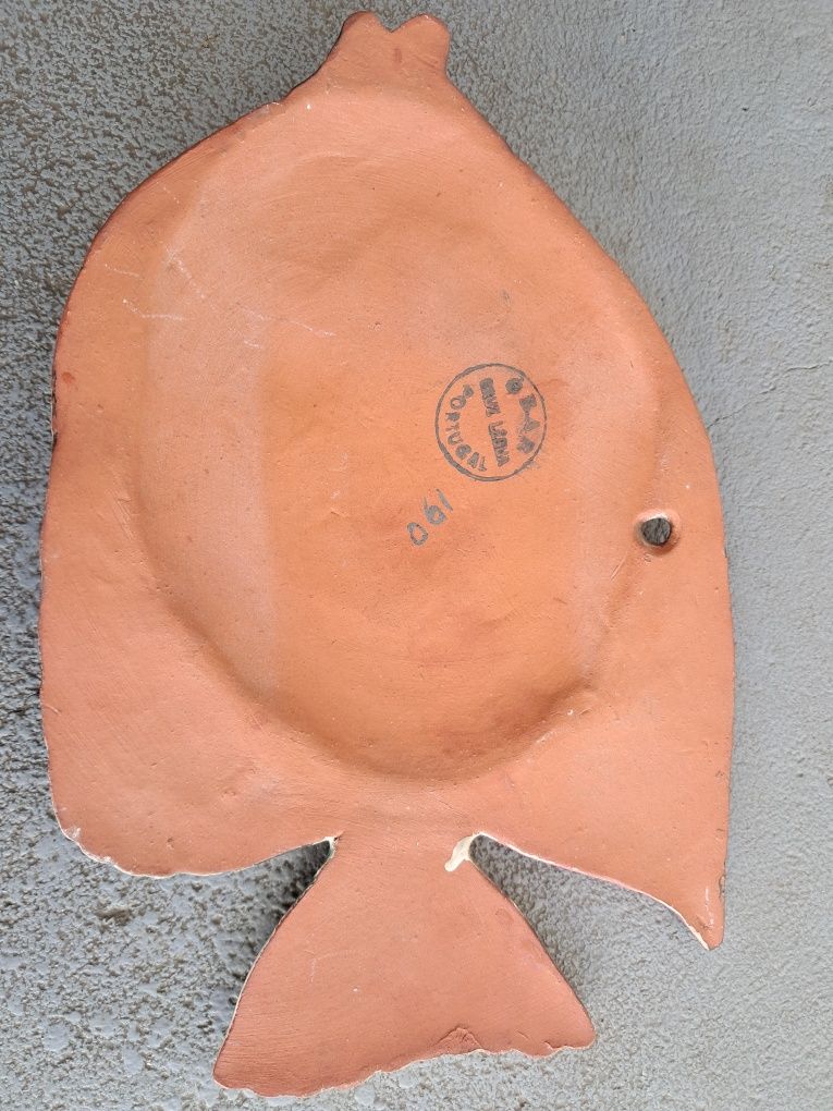 Peixe decorativo em louça/ barro pintado