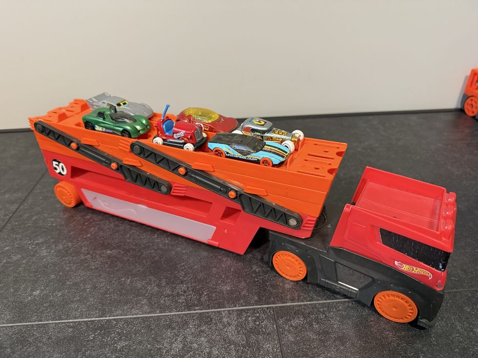 Вантажівка-транспортер Hot Wheels+ 6 фірмових машинок hot wheels