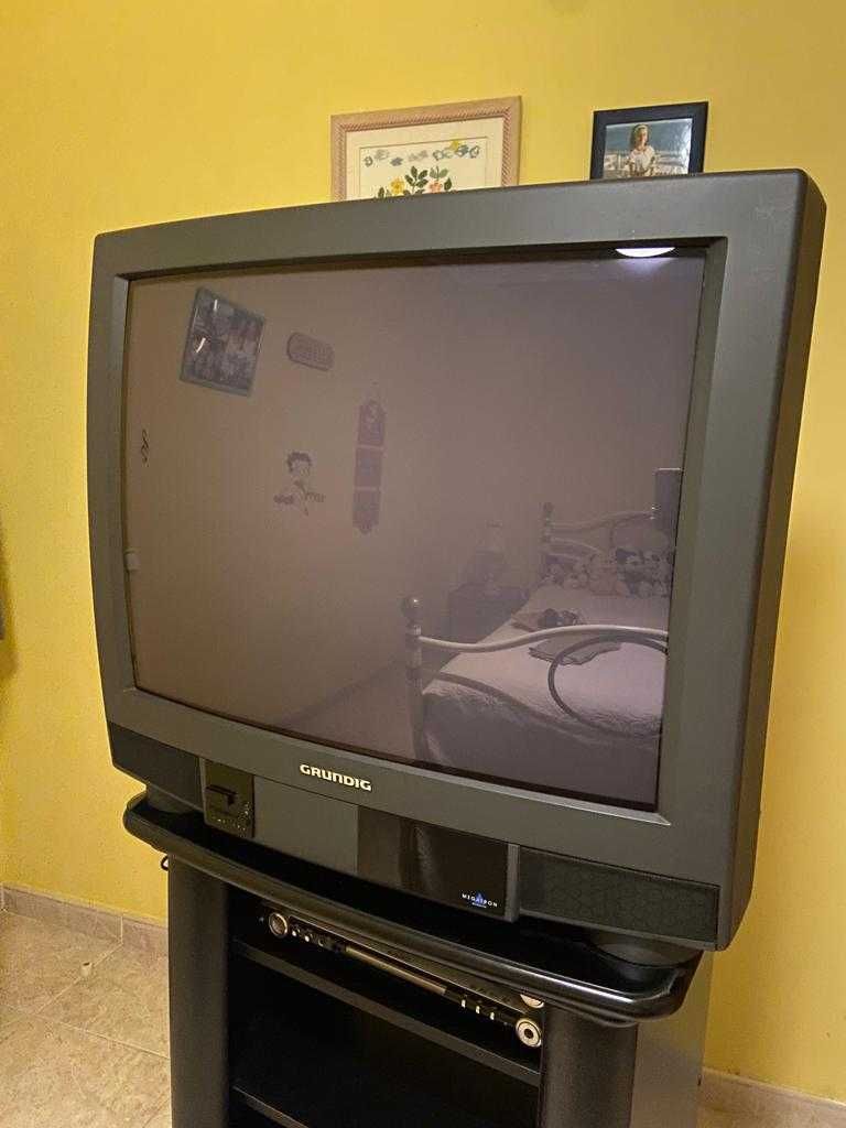 Televisão Grundig M82 795 - C/ móvel