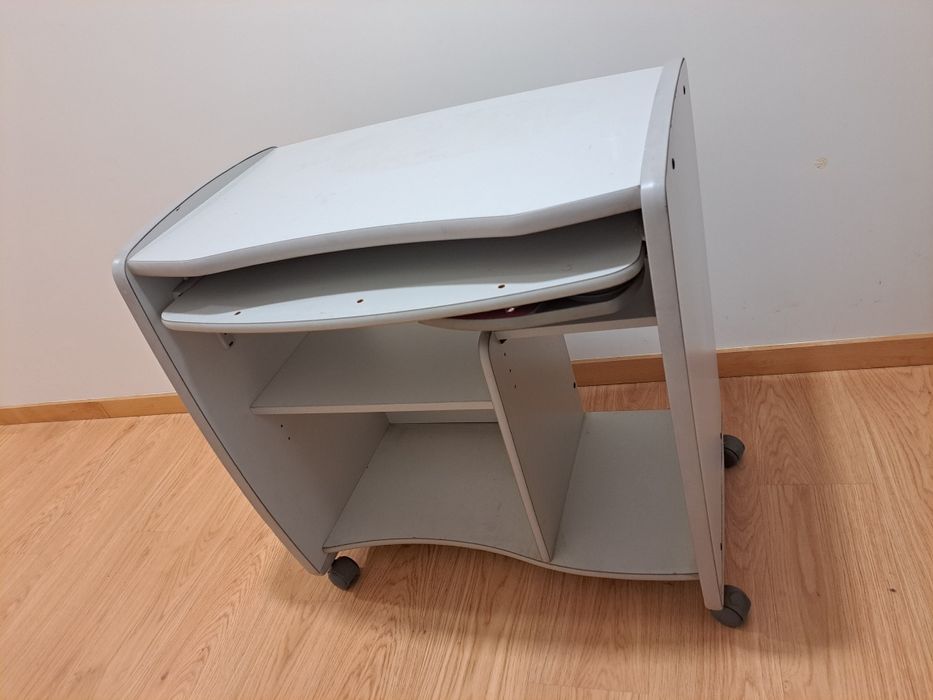 Secretária de computador com rodas