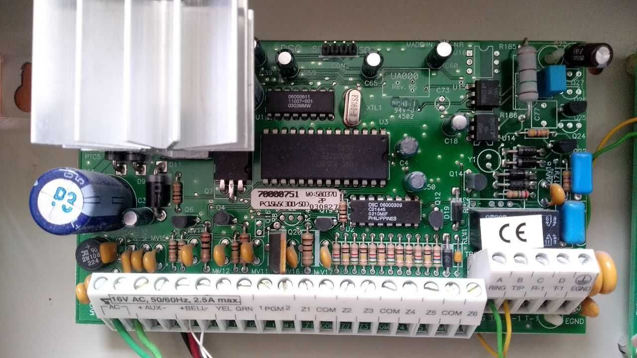Охоронна централь DSC РС 585 з клавіатурою PC1555RKZ