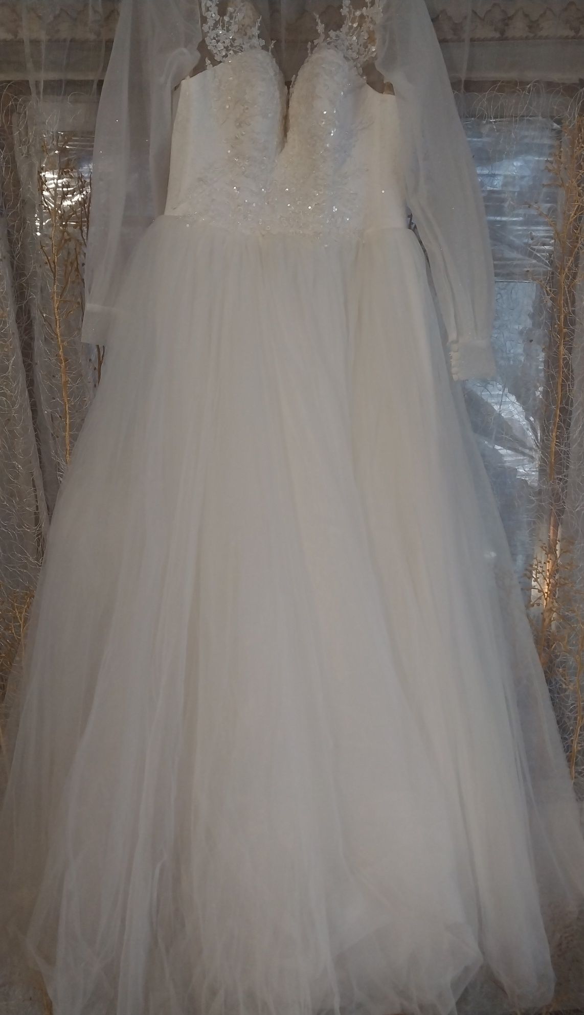 Продам нову весільну сукню разом з підв'язкою фатою підюбником та буке
