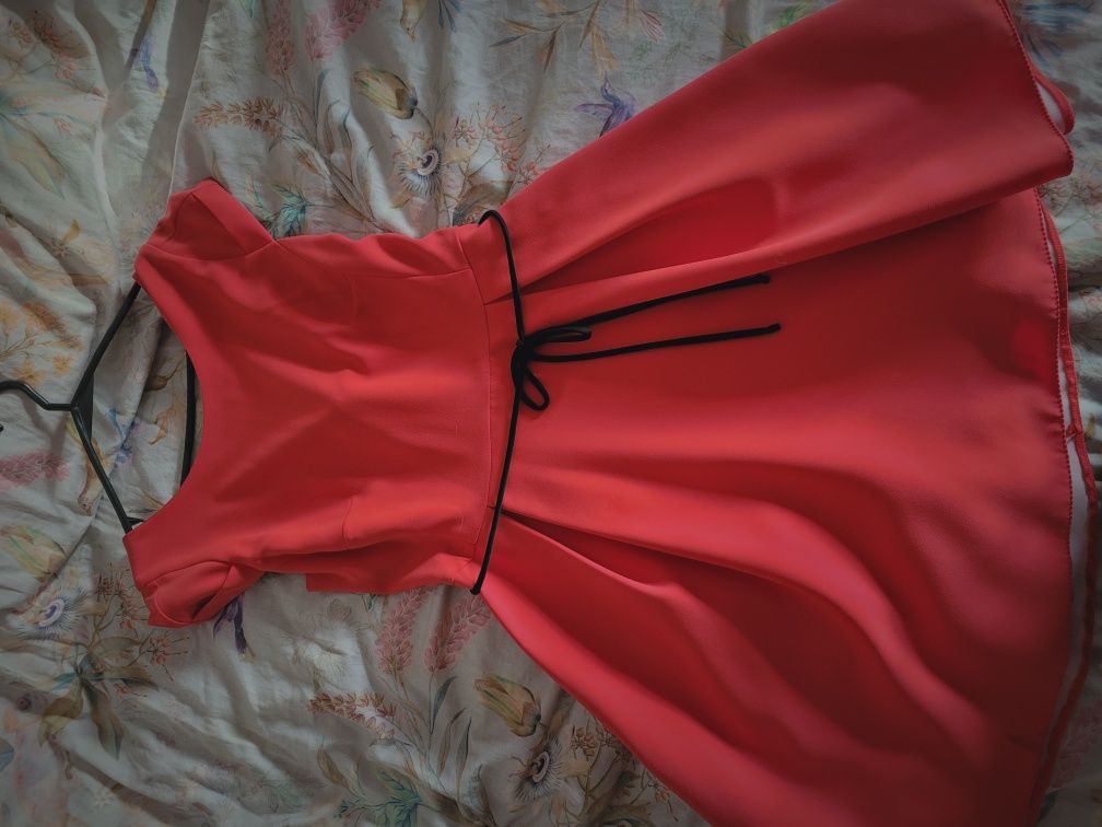 Czerwona sukienka z wiązaniem z tyłu