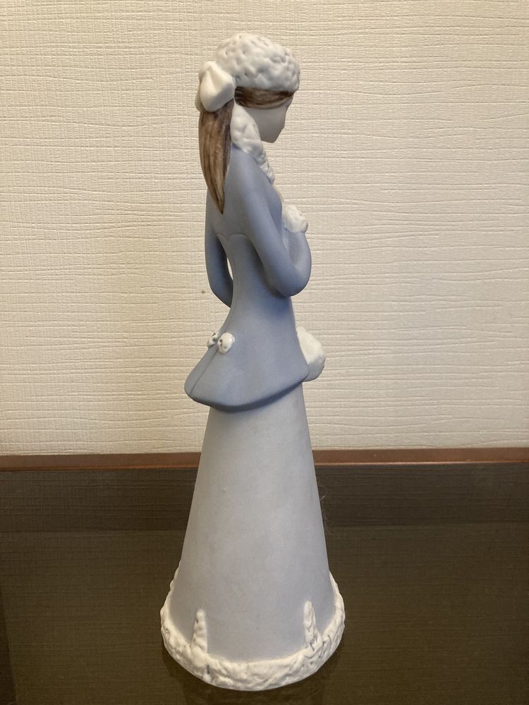 Figurka porcelanowa sygnowana