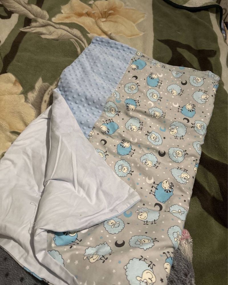 Бортики, простынь, подушка и одеяло в кроватку