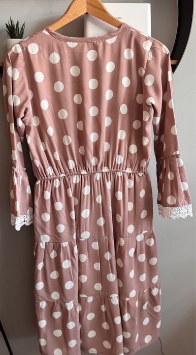 Retro sukienka w grochy pudrowy róż z falbanką wiązana koktajlowa