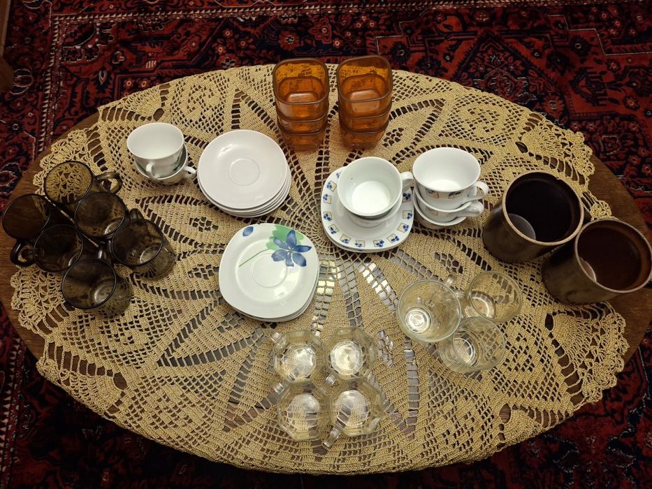 Szklanki filiżanki talerzyki pojemniki na smalec