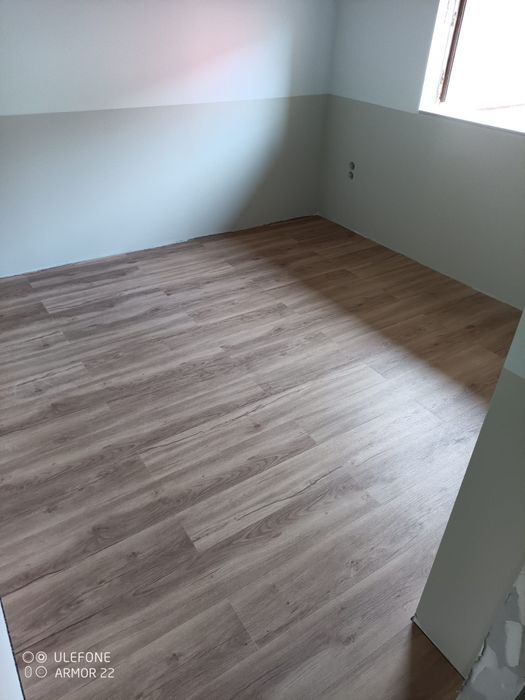 Montagem De Pavimento flutuante / vinílico SPC  e Rodapés