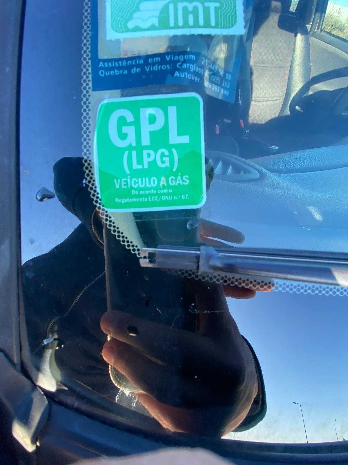 Vendo  MG ZR 1.4i 16v com 105cv a gasolina e GPL ESTÁ A ANDAR