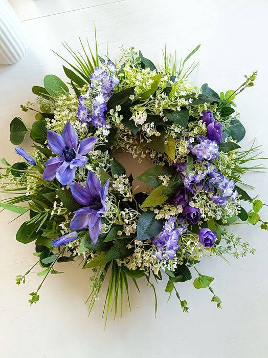 Całoroczny wianek na drzwi powojnik, bez lilak, gipsówka, eukaliptus