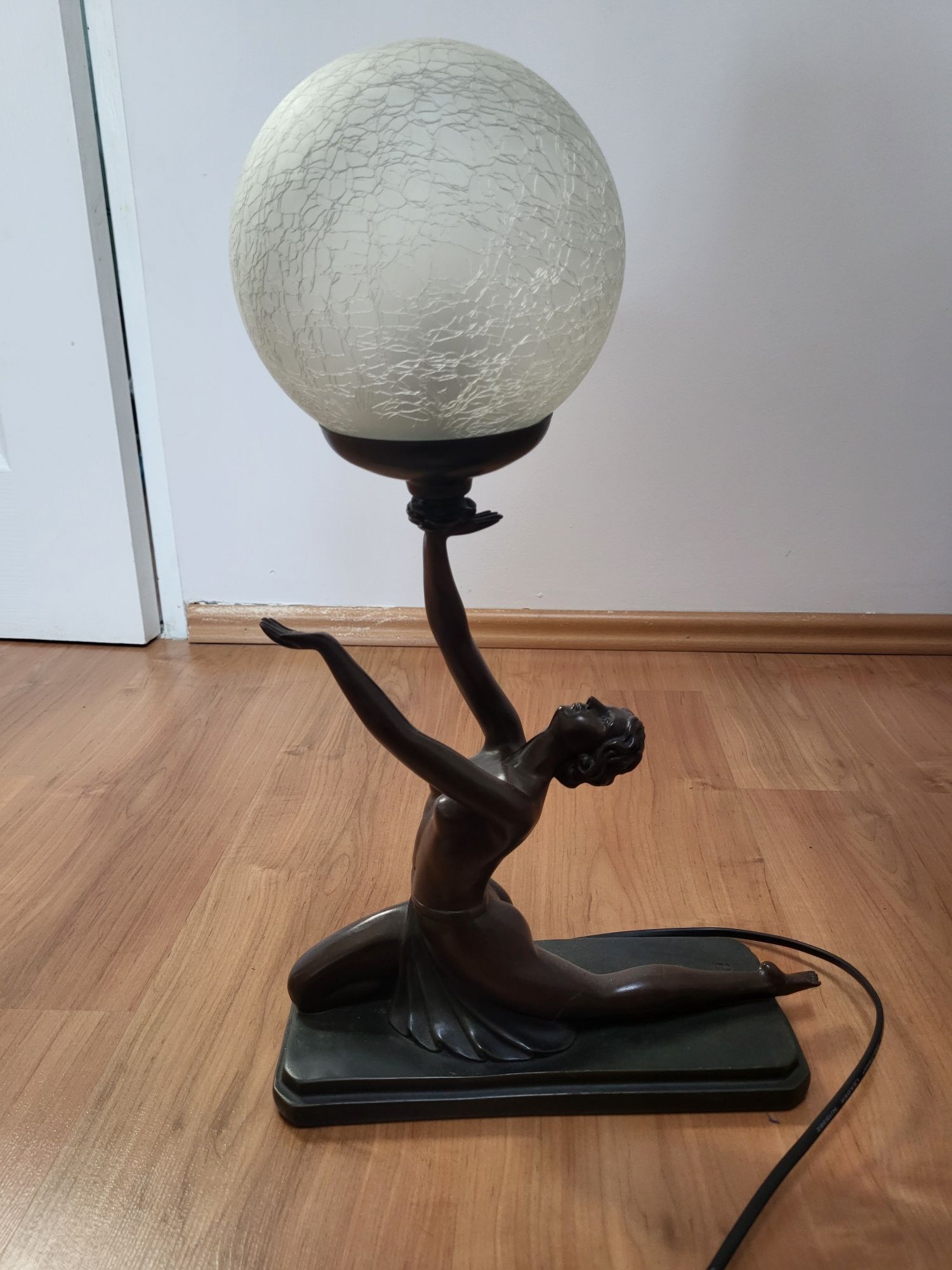 Lampa - statuetka kobiety