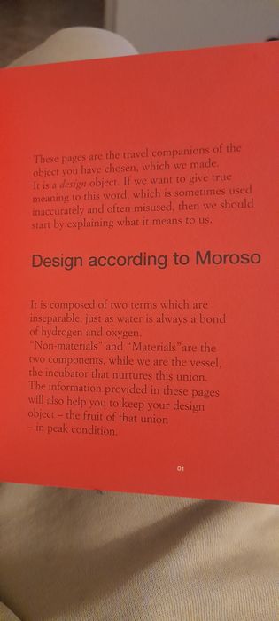 Mini livro com a história da marca Moroso
