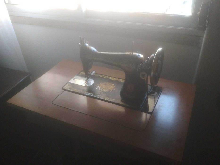 Maquina de costura antiga Singer com mesa