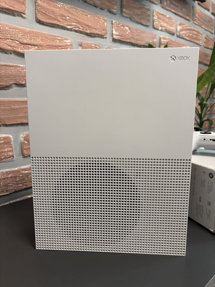 Продам Xbox one S 1 tb и геймпады отдельно