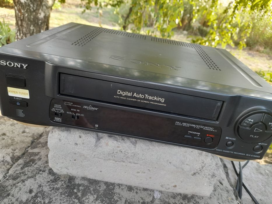 Відеомагнітофон SONI