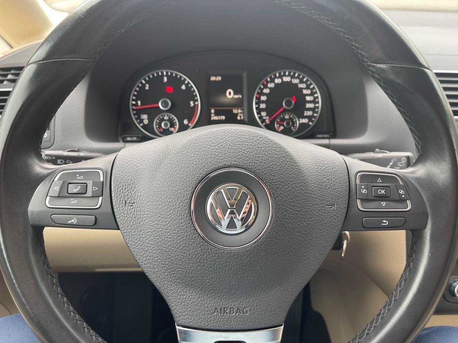 Volkswagen Touran 2015 2,0 TDI в идеале HighLine.