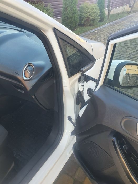 Авто Ford fiesta 2016