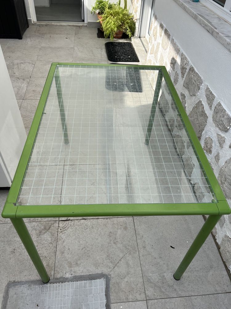 Mesa com pés verdes metálicos com tampo de vidro