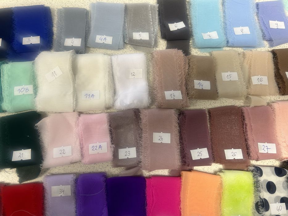 Wstążka szyfonowa ręcznie rwana 17 sztuk.