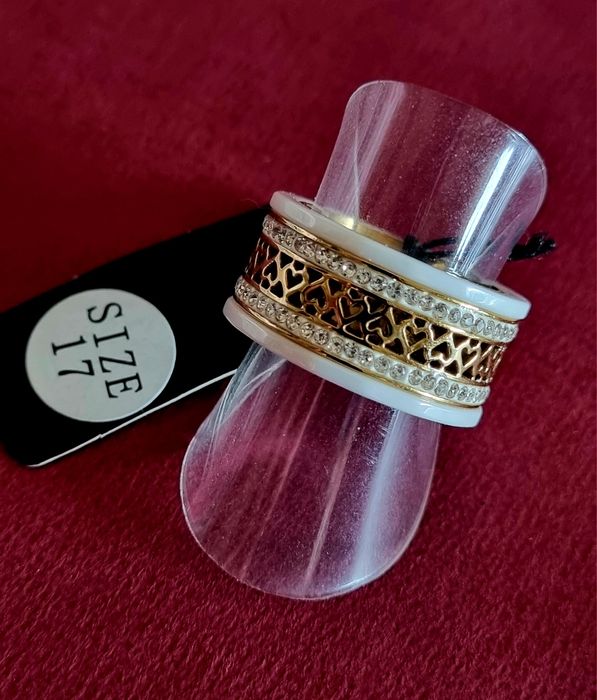 Anel dourado e branco, em aço, com corações e zirconias. T17