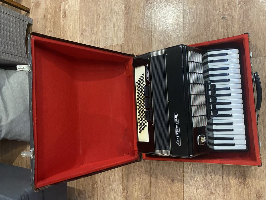 Продам акордеон в супер стані.
