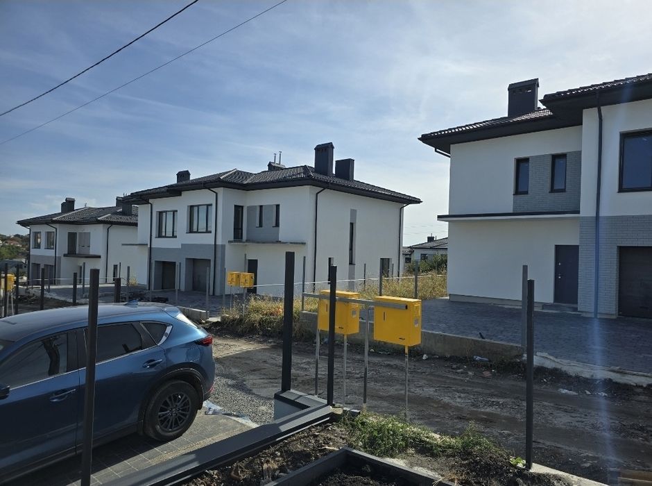 Котедж у Зубрі з великою ділянкою!