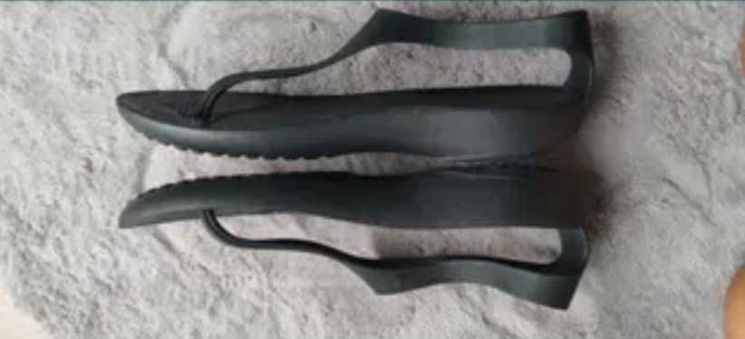 Sandały japonki crocs serena flip w10 czarne