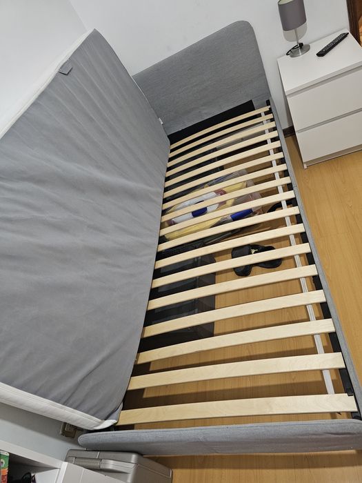 Cama  com colchao e estrado como novo