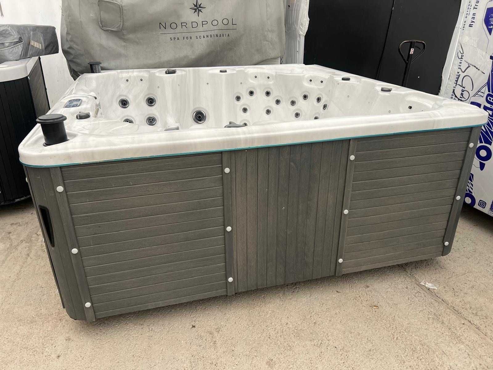 Jacuzzi Premium Carmargue–6 os. z Leżankami, 77 Dysz, LED, Ozon, Audio