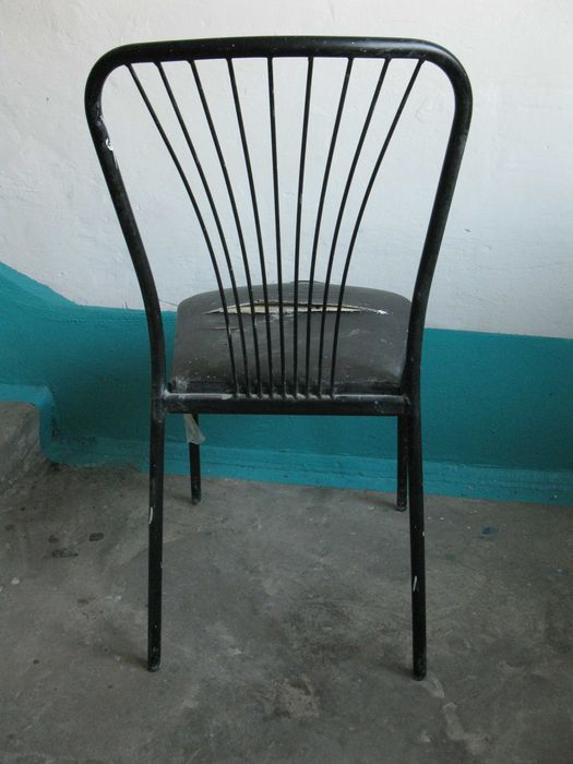 Стул со спинкой прочный добротный из толстого металла