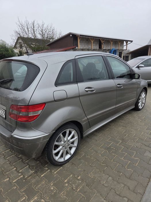 Mercedes-benz b180