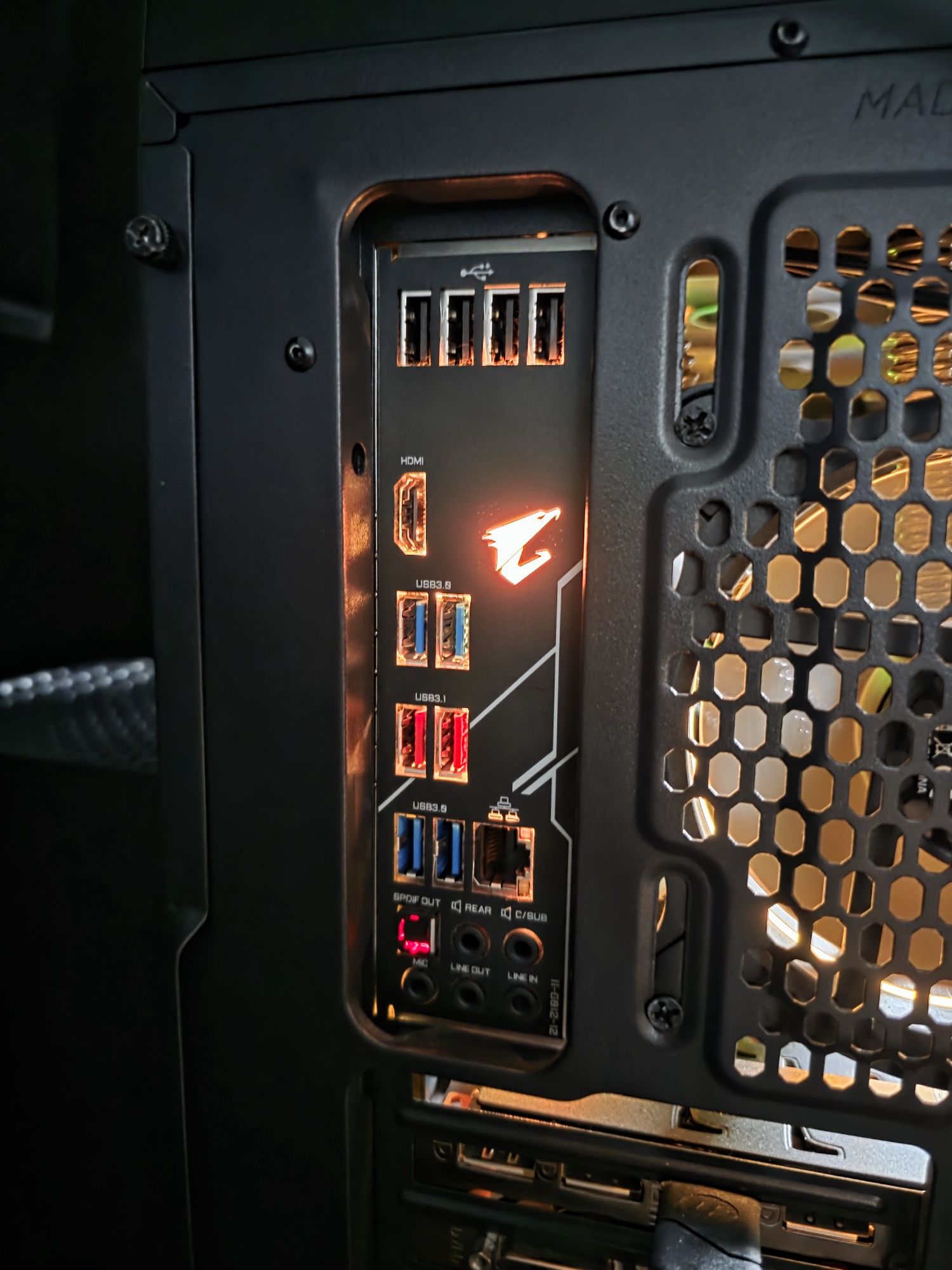 Komputer z chłodzeniem wodnym i5 / GTX 1070 / RGB /

16 GB
