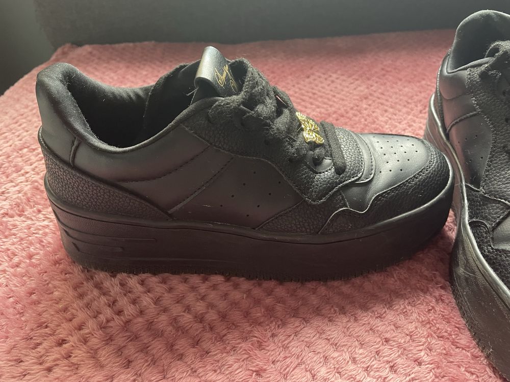 Buty z motylem bershka