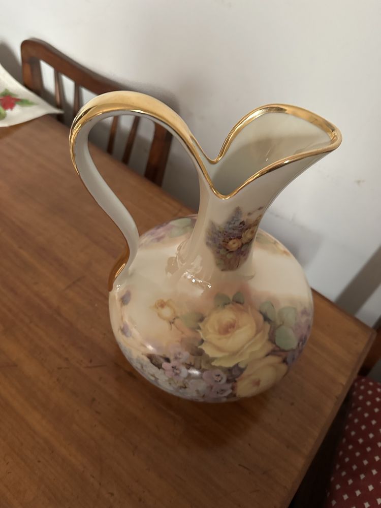 Jarra floral de porcelana com detalhes dourados