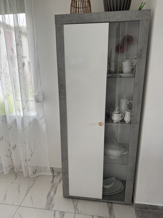 Zestaw mebli biało szare witryna