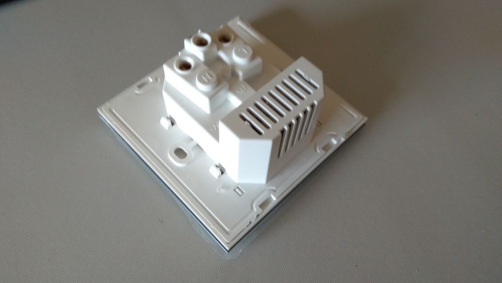 Tomada C/USB e espelho em vidro (NOVO)