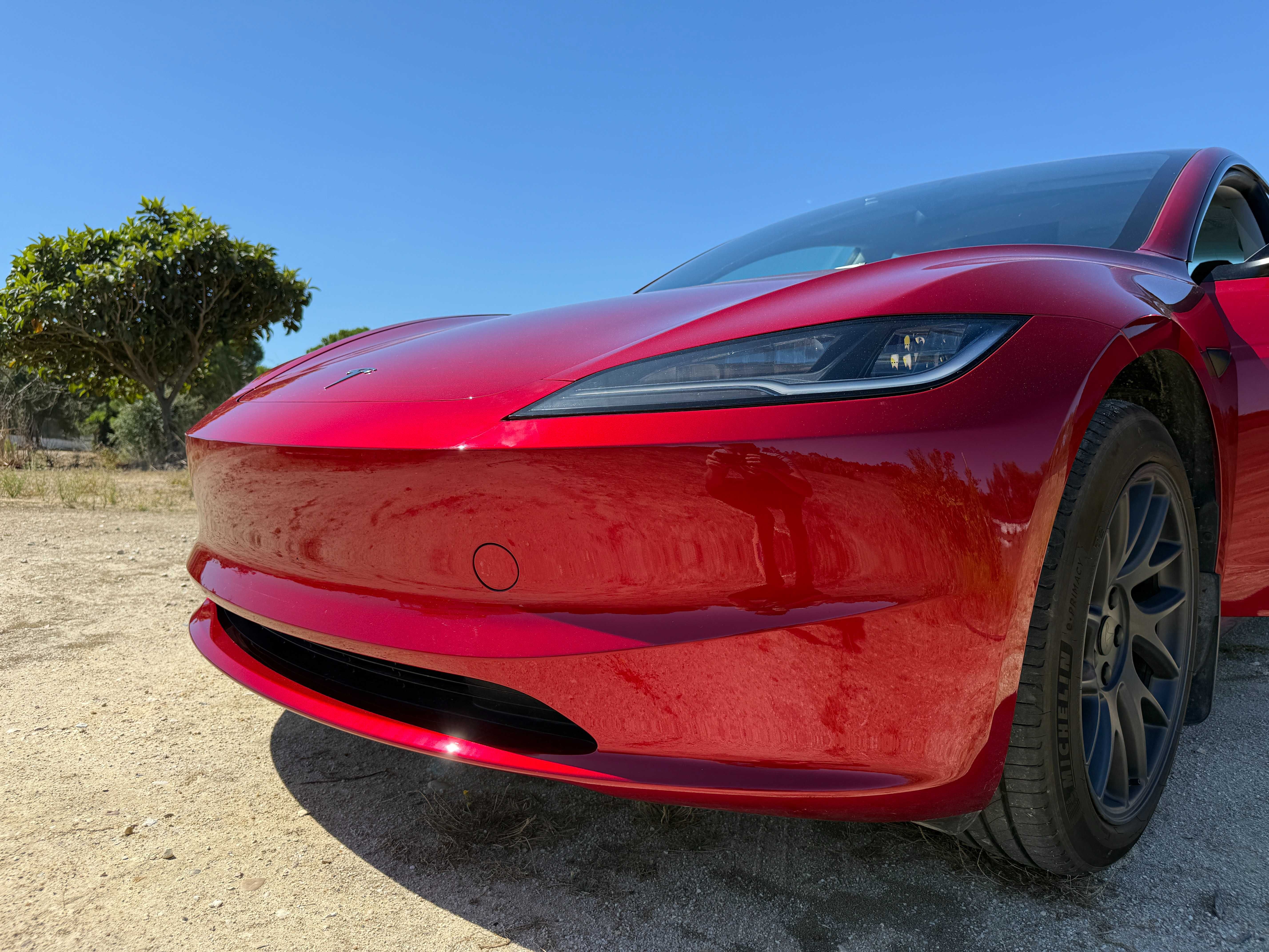 Tesla Model 3 vermelho com engate de reboque e 7.050 km