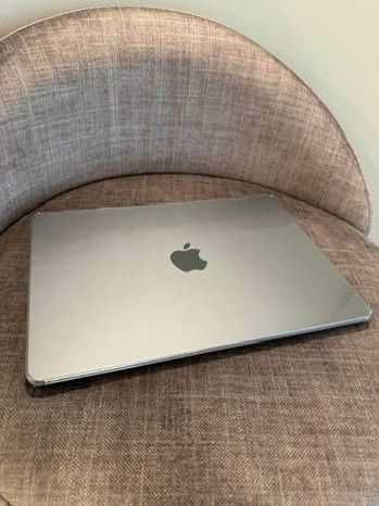 MacBook Air Apple M2 com capa transparente